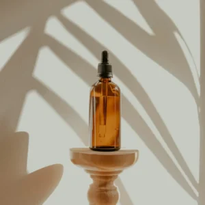 Sfeerfoto voor Jeong demoproduct Sfeerfoto van een amberkleurige flacon in zonlicht; niet het demoproduct